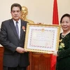 Phó Chủ tịch nước Nguyễn Thị Doan trao Huân chương Hữu nghị cho Ngài Fredesman Turro Gonzalez, Đại sứ Cuba. (Ảnh: Lâm Khánh/TTXVN)