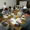 Quan chức NEC, đại diện các đảng chính trị và tổ chức phi Chính phủ kiểm tra kết quả bầu cử Quốc hội ngày 3/8. (Nguồn: AFP/TTXVN)
