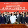 Giám đốc Học viện Chính trị - Hành chính QG Hồ Chí Minh Tạ Ngọc Tấn chụp ảnh chung với các học viên Lào. (Ảnh: Dương Giang/TTXVN)