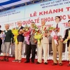 Phó Thủ tướng Nguyễn Thiện Nhân tặng hoa 5 nhà bác học đạt giải Nobel và giáo sư Ngô Bảo Châu, giáo sư Trần Thành Vân tại lễ khánh thành ICISE. (Ảnh: Việt Ý/TTXVN)