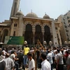 Những người biểu tình phản đối ông Morsi tập trung bên ngoài thánh đường Al-Fath để phản đối nhóm biểu tình chống chính phủ. (Nguồn: Reuters)