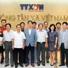 Tổng Giám đốc TTXVN Nguyễn Đức Lợi chụp ảnh chung với các đại biểu dự cuộc gặp. (Ảnh: Lâm Khánh/TTXVN)