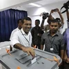Ứng cử viên Tổng thống Maldivies Mohamed Nasheed (áo trắng) bỏ phiếu ở Male, ngày 7/9. (Nguồn: Reuters)