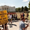 Người biểu tình giơ băng rôn khẩu hiệu trước Nhà Trắng phản đối tấn công Syria. (Nguồn: AFP)