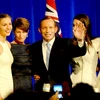 Ông Tony Abbott (giữa) cùng các thành viên trong gia đình mừng chiến thắng tại Sydney. (Nguồn: AFP/TTXVN)