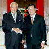Chủ tịch nước Trương Tấn Sang tiếp ông Christian Poncelet, Chủ tịch nhóm Nghị sĩ hữu nghị Pháp-Việt. (Ảnh: Nguyễn Khang/TTXVN)