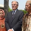 Đại sứ Hà Lan ở Indonesia Tjeerd de Zwaan (giữa) thay mặt Chính phủ Hà Lan xin lỗi các nạn nhân và gia đình nạn nhân các vụ thảm sát 1945-1949. (Nguồn: AFP)