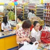 Khách mua hàng tại siêu thị Fivimart Hà Nội. (Ảnh: Ngọc Tiệp/TTXVN)