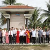 Các đại biểu chụp ảnh lưu niệm tại Khu Chính phủ Cách mạng lâm thời Cộng hoà miền Nam Việt Nam ở huyện Cam Lộ. (Ảnh: Hồ Cầu/TTXVN)