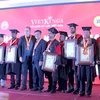 Các kỷ lục gia nhận bằng tiến sỹ danh dư. (Ảnh: Hà Huy Hiệp/Vietnam+)