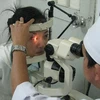 Khám bệnh đau mắt đỏ cho bệnh nhân tại Bệnh viện Đa khoa Bình Dương. (Ảnh: Dương Chí Tưởng/TTXVN)