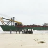 Chiếc tàu bị sóng biển đánh dạt vào bờ biển của xã Triệu Lăng, huyện Triệu Phong. (Ảnh Hồ Cầu/TTXVN)