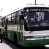 Xe buýt dừng đón khách tại Trạm Điện Biên Phủ,quận Bình Thạnh. (Ảnh: Hoàng Hải/TTXVN)