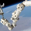 Phi hành gia thực hiện nhiệm vụ ngoài không gian trên Trạm ISS. (Nguồn: mashable.com)