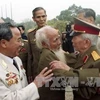 Tháng 3/2004, Đại tướng Võ Nguyên Giáp gặp lại những chiến sỹ của mình đã từng chiến đấu ở chiến trường Điện Biên Phủ 50 năm trước. (Ảnh: Tùng Lâm/TTXVN)