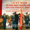 Chủ tịch nước Trương Tấn Sang gắn Huân chương Sao Vàng lên Cờ truyền thống của Quân chủng. (Ảnh: Trọng Đức/TTXVN)