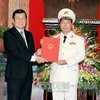 Chủ tịch nước Trương Tấn Sang trao Quyết định phong hàm từ Trung tướng lên Thượng tướng cho Thứ trưởng Bùi Văn Nam. (Ảnh: Nguyễn Khang/TTXVN)