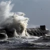 Bão St Jude gây ra những cột sóng cao đành vào kè biển ở Brighton Marina, Tây Nam nước Anh. (Nguồn: telegraph)