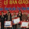 Lãnh đạo Vietinbank trao quà cho những gia đình nghèo tại Ninh Bình. (Nguồn: Vietinbank). 
