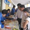 Thanh niên tình nguyện đã có một ngày làm việc mệt nhoài vì lượng sĩ tử ùn ùn đổ về Hà Nội (Ảnh: Xuân Dũng/Vietnam+)