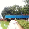 Chiếc bể "khủng" đang được làm để dưỡng bệnh cho rùa Hồ Gươm. (Ảnh: Xuân Dũng/Vietnam+)