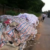 Nhiều con đường ở thj xã Sơn Tây đã trở thành bãi tập kết rác bất đắc dĩ khi bãi rác Xuân Sơn bị phong tỏa (Ảnh: Xuân Dũng/Vietnam+)
