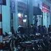 Một bãi gửi xe trên phố Nguyễn Xí với mức giá gấp hàng chục lần ngày thường (Ảnh: PV/Vietnam+)