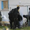 Lực lượng cảnh sát đặc nhiệm khám xét một căn nhà tại Nantes trong chiến dịch truy quét các phần tử Hồi giáo cực đoan. (Nguồn: Reuters)
