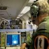Phi hành đoàn thuộc phi đội E-3A của NATO quan sát Ba Lan trong giải EURO 2012 trên máy bay AWACS. (Nguồn: NATO) 