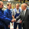 Chủ tịch kiêm Giám đốc điều hành GM Dan Akerson gặp gỡ các công nhân nhà máy ở St. Petersburg. (Nguồn: eandt.theiet.org)