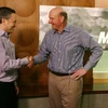 CEO Yammer David Sacks (trái) và CEO Microsoft Steve Ballmer. (Nguồn: Reuters)