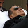 Cựu Tổng thống Ai Cập Hosni Mubarak được đưa đến bệnh viện. (Nguồn: AFP / Getty Images)