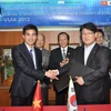 Chủ tịch VSAK Nguyễn Ngọc Hoàn (trái) và Giám đốc Công ty Xây dựng Kumho Shim Jae-keuk tại lễ ký kết. (Ảnh: Việt Cường/Vietnam+)