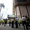 Nhân viên cứu hỏa thành phố New York tập trung tại tòa tháp số 1 Trung tâm Thương mại Thế giới mới. (Nguồn: AP)