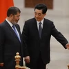 Chủ tịch Trung Quốc Hồ Cẩm Đào (phải) và Tổng thống Ai Cập Mohamed Morsi trong buổi lễ chào đón tại Đại lễ đường Nhân dân hôm 28/8. (Ảnh: AFP)