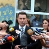 Thủ tướng Nikolu Grjevsk trả lời báo chí sau cuộc bỏ phiếu bất tín nhiệm. (Ảnh: AFP)
