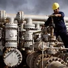 Công nhân đang làm việc tại nhà máy lọc dầu Rumaila, miền nam Iraq. (Ảnh: AP)