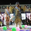 Nữ hoàng (thứ hai từ trái sang)và King momo của lễ hội Rio Carnival 2013. (Ảnh: AFP)
