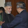Ông Yudhoyono gặp ông Hamid Karzai (trái) bên lề Diễn đàn Dân chủ Bali (BDF) ngày 10/11. (Nguồn: Reuters) 