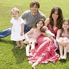 Brooke Burke và gia đình của mình. (Nguồn: thedoctorstv.com)