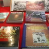 Những cuốn sách viết về "Điện Biên Phủ trên không" được trưng bày trong triển lãm. (Nguồn: vov.vn)