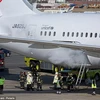 Nhân viên cứu hỏa Boston đang dập tắt đám cháy trên chiếc máy bay Boeing 787 của JAL. (Nguồn: dailymail.co.uk)