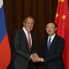 Ngoại trưởng Nga Sergei Lavrov (trái) bắt tay người đồng cấp Trung Quốc Dương Khiết Trì trước một cuộc họp ở Bắc Kinh. (Nguồn: AP)