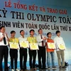 Đồng chí Đinh Thế Huynh trao giải cho 5 sinh viên đoạt giải xuất sắc kỳ thi Olympic Toán sinh viên toàn quốc lần thứ XX. (Ảnh: Thế Lập/TTXVN)