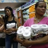 Người dân xếp hàng trong một siêu thị ở Caracas. (Nguồn: Reuters) 