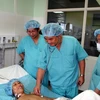 Các bác sỹ khám cho bệnh nhân Hứa Cẩm Tú sau khi ghép thận. (Nguồn: Phú-Việt/TTXVN)