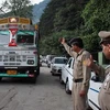 Cảnh sát Ấn Độ kiểm tra các xe để tìm kẻ hãm hiếp phụ nữ người Mỹ hôm 4/6. (Ảnh: AP)