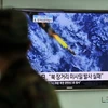Người dân Hàn Quốc theo dõi vụ phóng tên lửa của Triều Tiên trên truyền hình. (Ảnh: AFP/TTXVN)