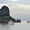 Hòn Ấm có hình dáng vẻ đẹp thiên tạo luôn thu hút khách du lịch tham quan vịnh Hạ Long. (Ảnh: Thanh Hà/TTXVN)