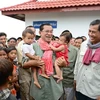 Thủ tướng Hun Sen với người dân huyện Khmsach Kandal, tỉnh Kandal, Campuchia. (Ảnh: Trần Chí Hùng/Vietnam+)